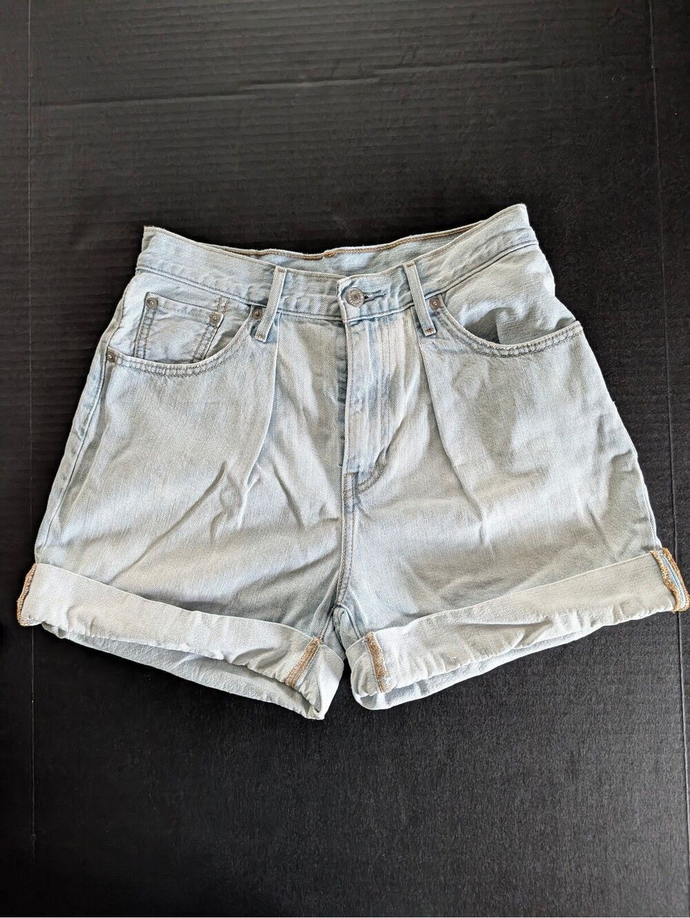 Levi’s High Rise Pleated Cuffed Mom Shorts Light Wash Sz 27